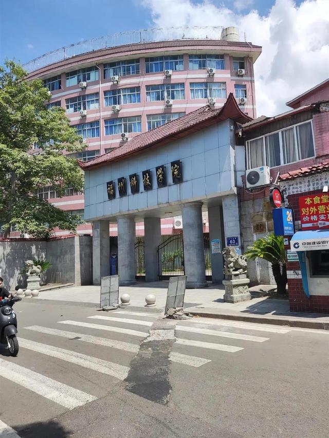 福州科技职业技术学院：卷帘门不是大门，是误会！