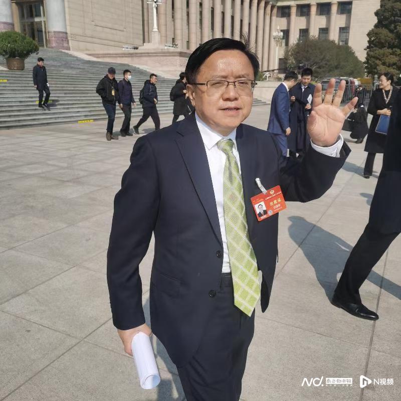 两会热点：应对AI挑战，保障劳动者权益，两会聚焦：AI浪潮下劳动者权益保障新动向