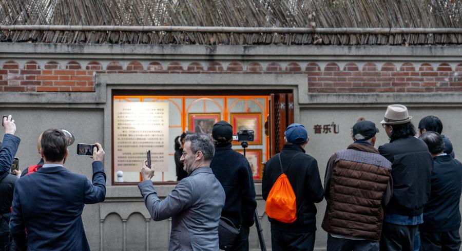 音乐快闪聚人气，徐汇展览回望中国提琴艺术变迁，上海汾阳路音乐快闪，奏响中西融合乐章