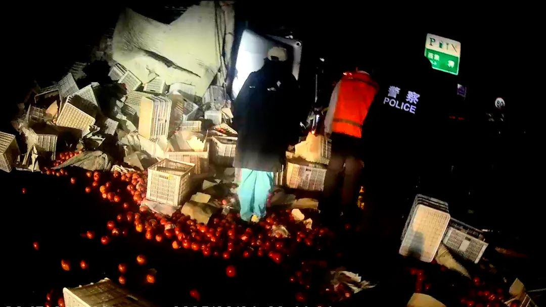 惊！司机被困驾驶室，民警用身体撑起希望