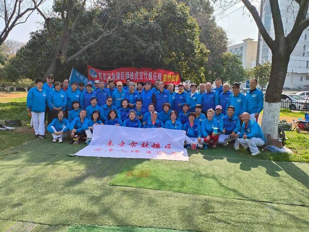 银发空竹秀，玄武湖畔传技艺引国际关注 春日玄武湖：空竹技艺绽放别样光彩