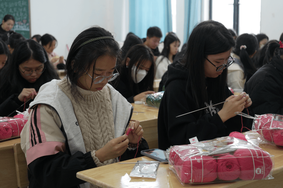江西宜春志愿毛衣传递，新疆孩子感恩前行，爱心毛衣穿越大半个中国，点亮新疆孩子的希望