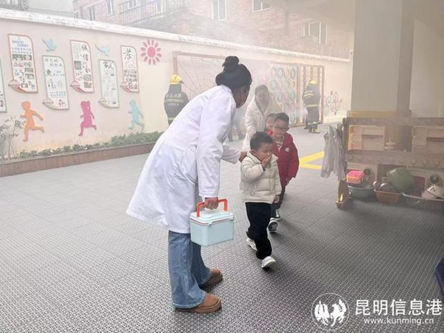 盘龙区消防救援大队在幼儿园的消防安全宣传行动 消防安全从娃娃抓起：昆明十幼的生动一课