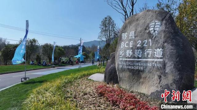 在黟县骑行，邂逅“绿水青山就是金山银山”的生动实践，骑行徽乡，解锁黟县“交通+文旅+生态”融合新玩法