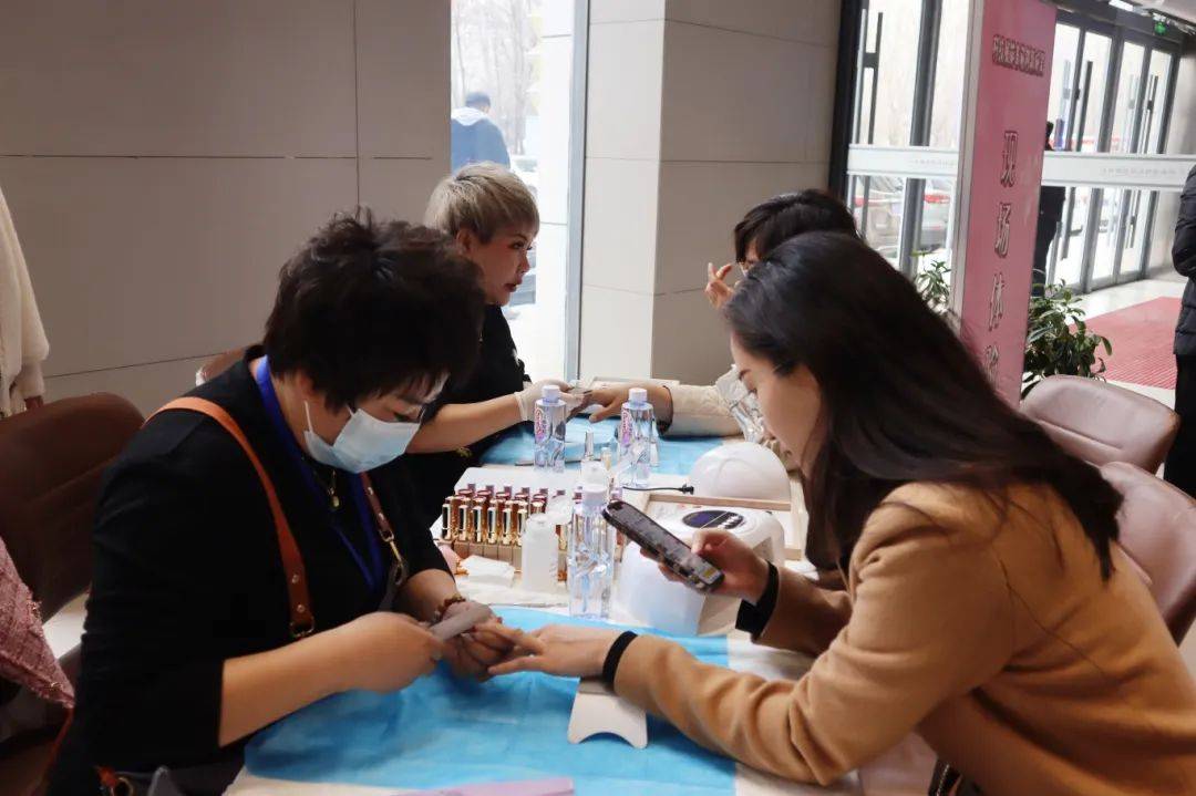 呼和浩特非遗活动：为乡村振兴与妇女就业添新力 青城春日，科技赋能非遗成果展区亮点多