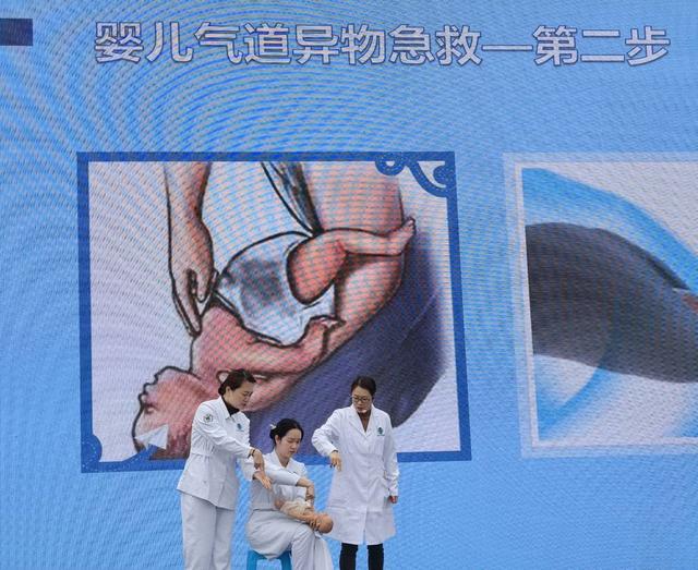 泸州叙永：众多医院医生齐聚开展健康服务 “万名医护走基层”走进泸州叙永：健康服务暖人心