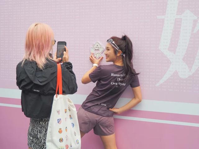 2025上海女半马将至，看女跑者的风采与期待 2025上海女半马装备领取开启，女跑者活力满满