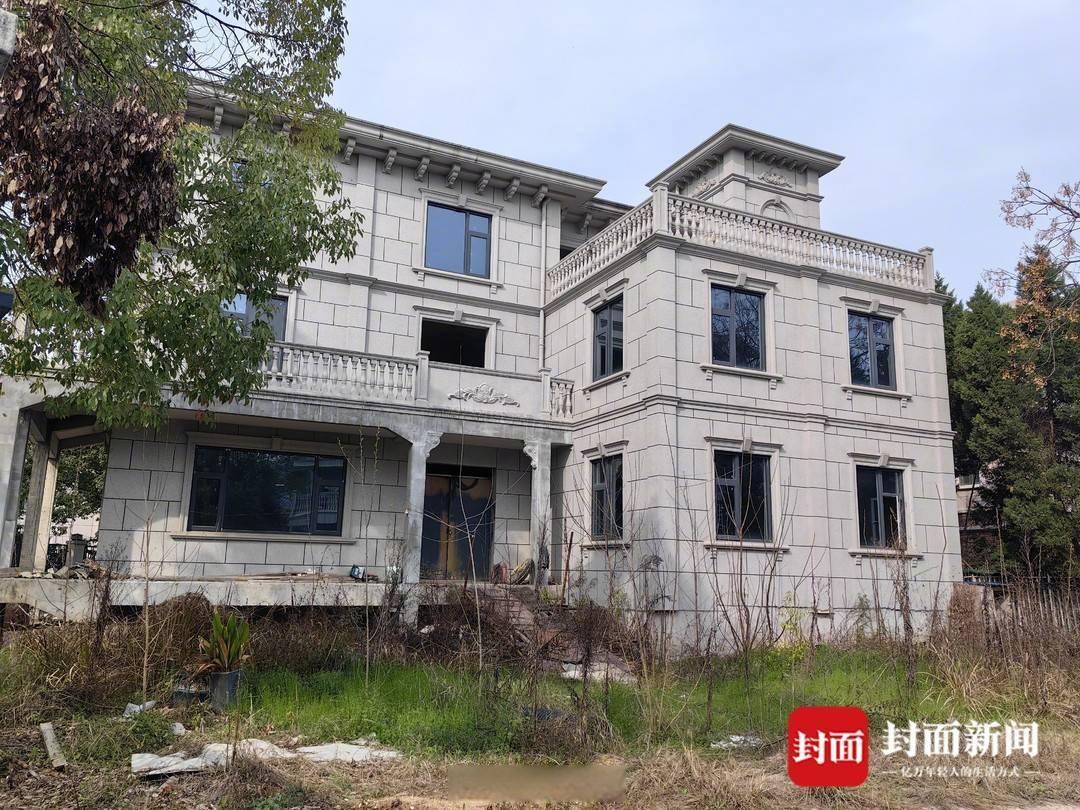 直击武汉高尔夫球会俱乐部小区违建，街道办多举措解决难题，武汉金银湖街道办：7个月揪出152栋违建，处分8人