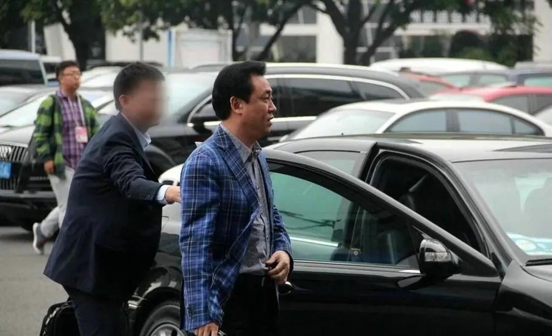 许家印的早期座驾：奔驰S600防弹版的强悍实力与高昂价格