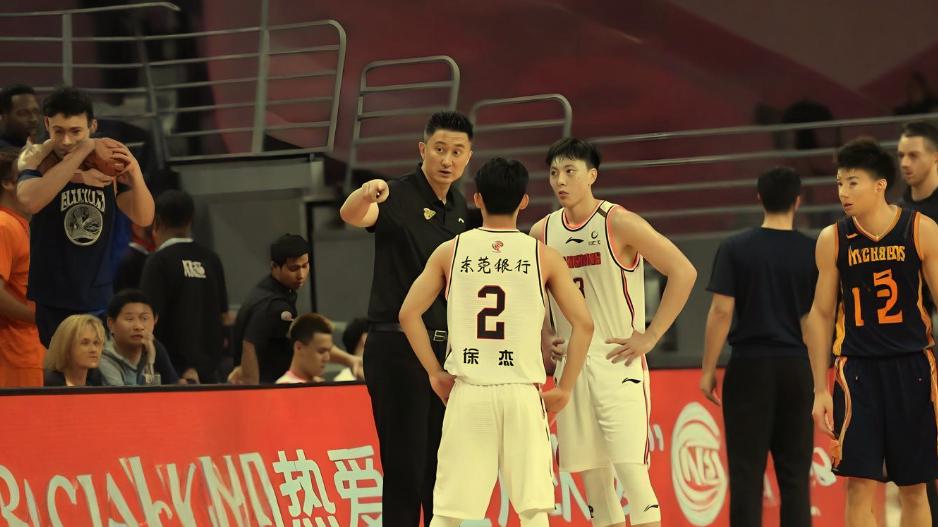 广东宏远对阵四川，半场逆转彰显实力，广东宏远半场反超四川，过程跌宕起伏