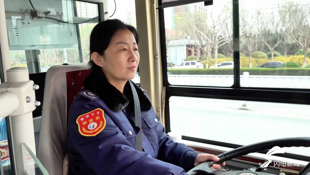 公交李圆圆暖心等候，市民送锦旗表感恩