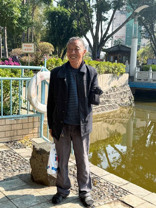 攀枝花独臂老兵危急时刻跳水救人，获网友点赞 独臂老兵竹湖园勇救落水女孩，市民暖心送手机
