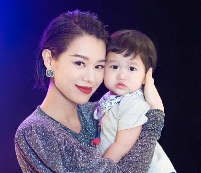 胡杏儿老公夜店狂欢照片曝光，网友质疑其“好男人”人设