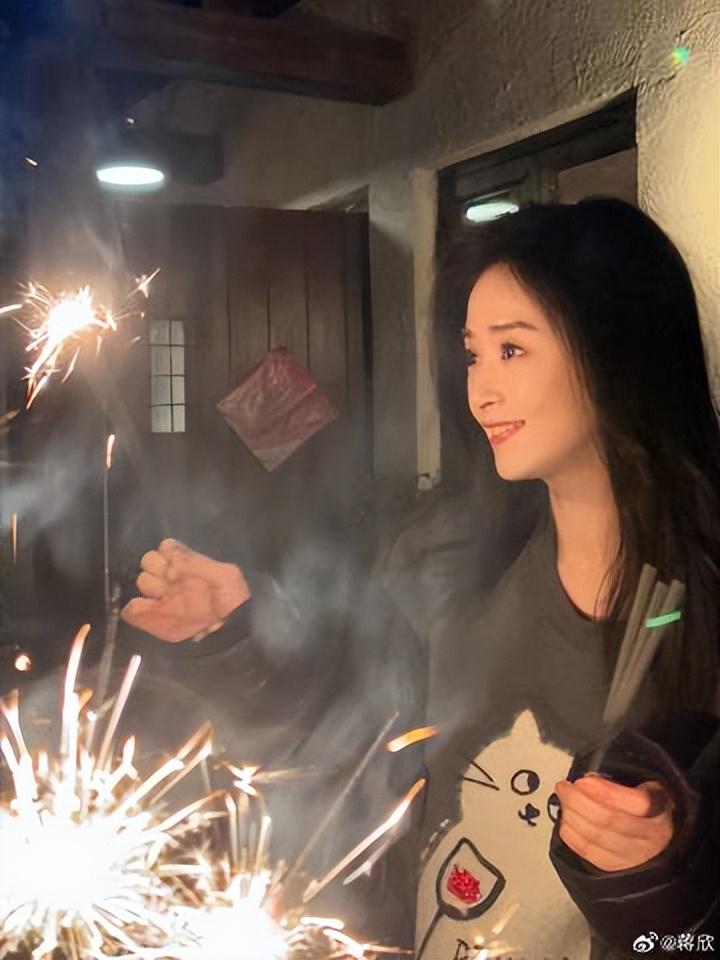 蒋欣放仙女棒美照曝光，瘦身成功美出新高度，蒋欣：手持仙女棒，41岁展现冻龄之美