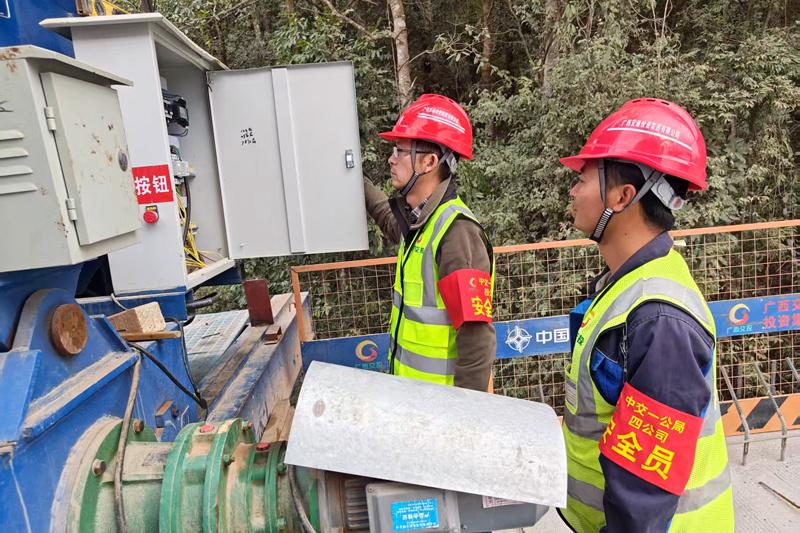 广西苍容8标：大冲2号桥架设成功，后续施工可期，广西苍容8标大冲2号桥梁板架设完成，项目迈向新征程