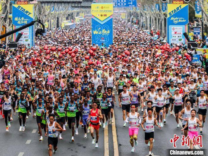 2025汉马：跑者奔跑长江畔，打破纪录展风采，2025汉马鸣枪开跑，4万跑者邂逅武汉春日盛景