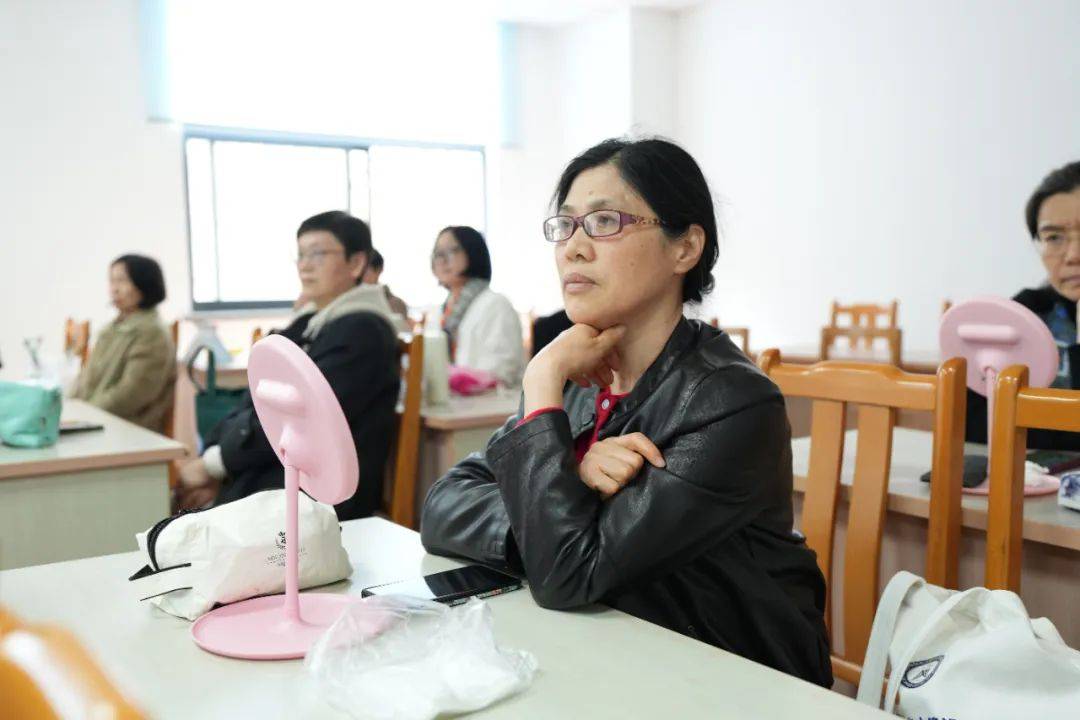 春寒细雨中，青浦老年大学“银发浪潮”涌动新学期，春寒挡不住！青浦老年大学“银发族”开启新学期逐梦之旅