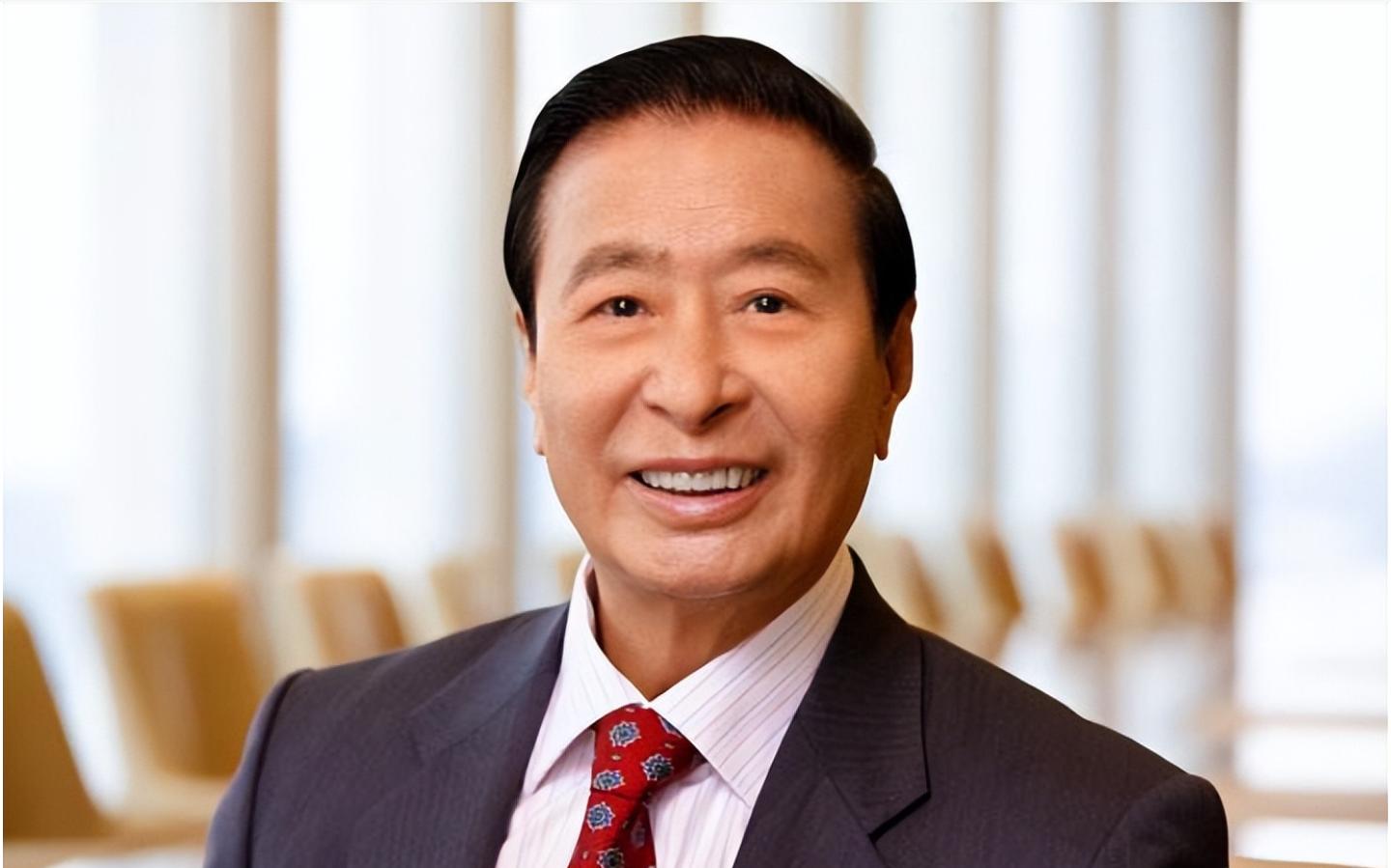 李嘉诚卖港被群议，霍启刚两会发言显家国情，李嘉诚卖全球43港遭批，爱国商人标准几何？