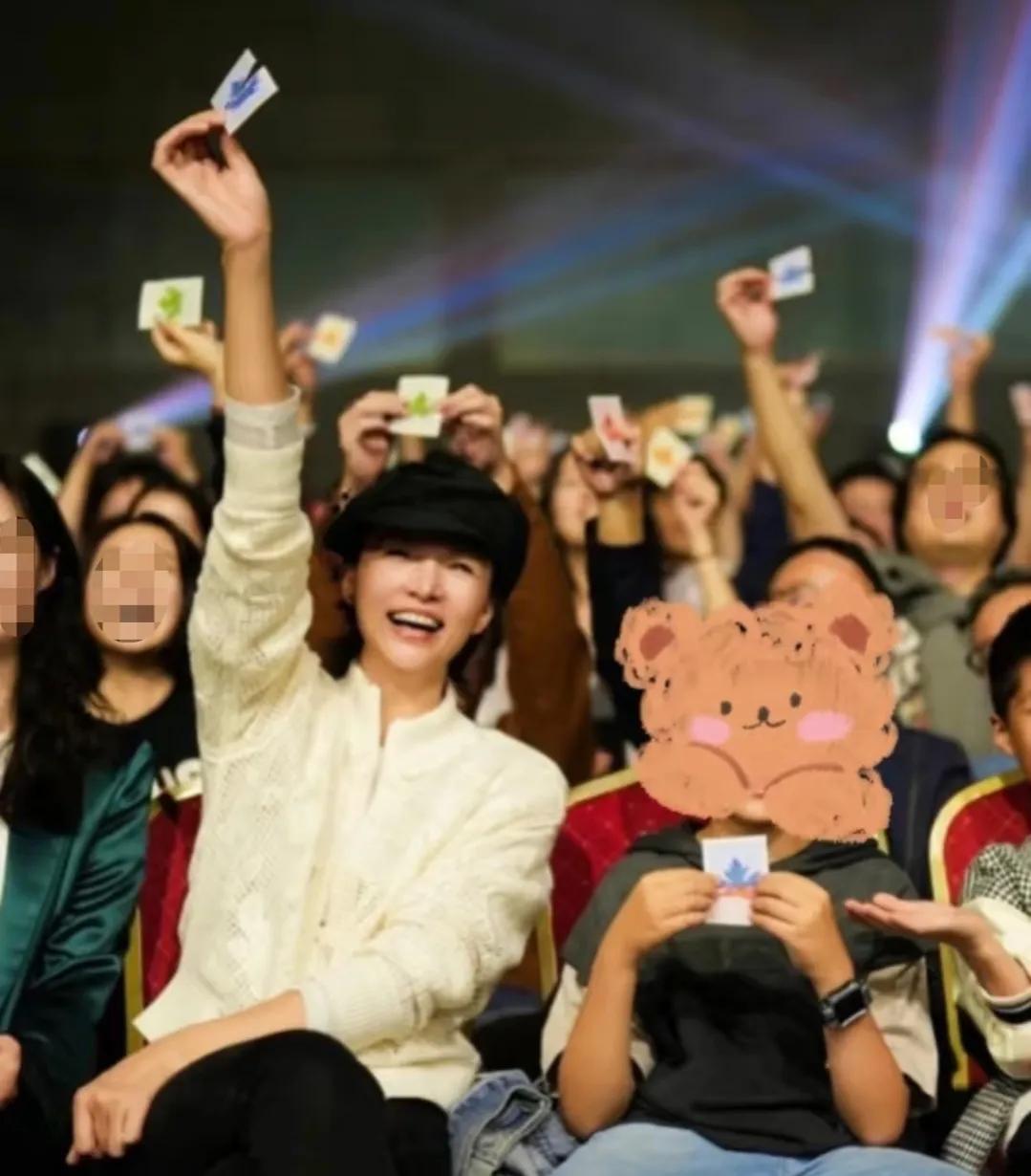 曹可凡深夜观剧，赞辛柏青演技