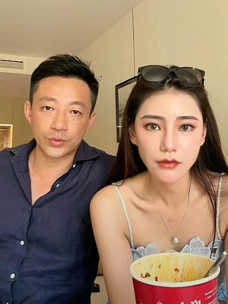 汪小菲5月婚礼渐近，大S刚走孩子心情成谜！，汪小菲一家夜市温馨，5月婚礼孩子反应引关注！