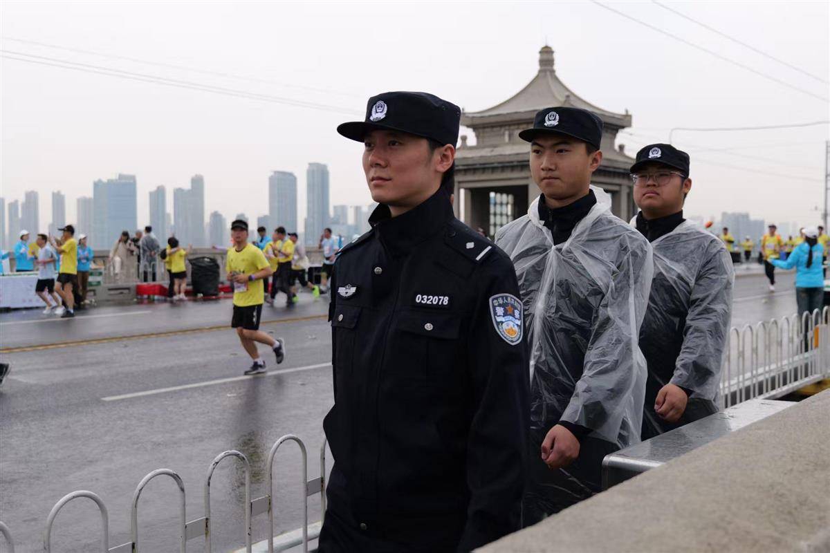 2. 樱花与“枫警”相伴，武昌公安守护2025汉马全程
