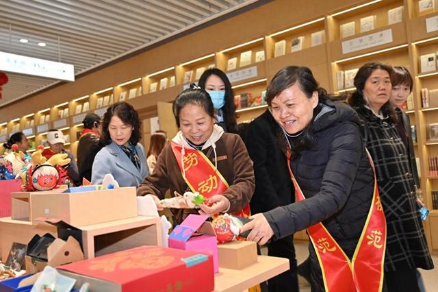 5. 西安市劳模观摩重点项目：在奋斗中见证城市辉煌变迁，4. 300名劳模实地探秘西安重点项目，触摸城市发展脉搏