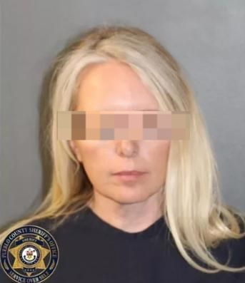 美国女子留痴呆母亲与20多只狗独处，致母亲被狗袭击身亡，震惊！美国女子留痴呆母亲和狗共处，致母亲死亡还涉虐待动物
