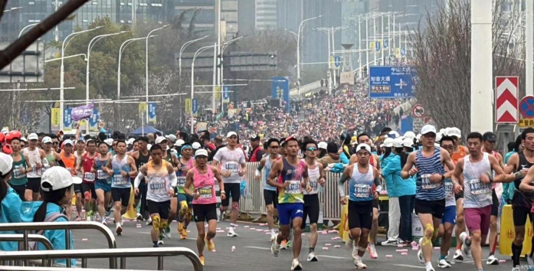 吸金赛事背后：城市发展的机遇与难题，体育赛事：城市经济的新引擎与挑战