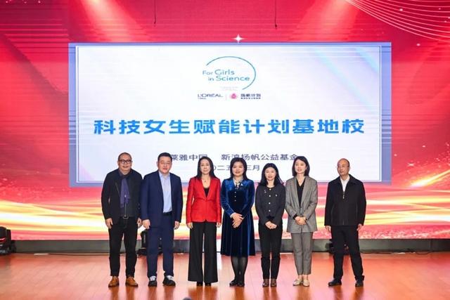 “双课堂”模式助力女性科研力量：打破边界，激励未来，女性逐梦科技之巅：“双课堂”开启新征程