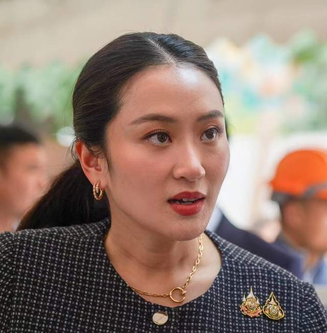 佩通坦视察灾区，着装引热议背后的救灾进展，泰国美女总理灾区视察，传递信心稳定民心
