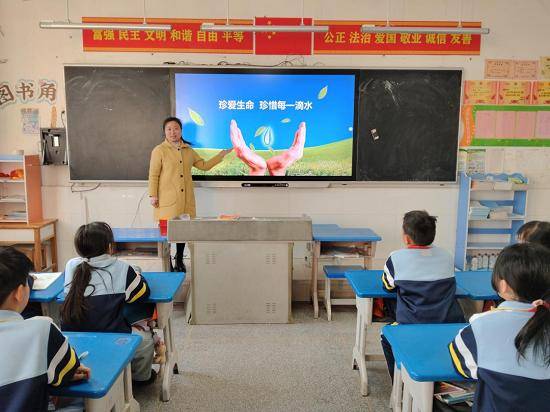 临沂新桥大官小学多举措开展节水主题活动，增强队员节水意识，“节约用水，你我同行”：临沂新桥大官小学活动进行时