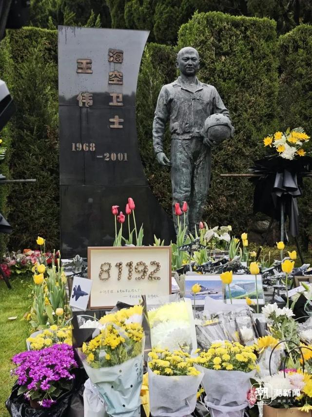 致敬王伟：“81192”的使命，有后来者接续！，王伟墓前的战机模型，是国人对英雄的深情告白！