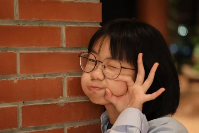 “阿好好好”：16岁朗诵新星的逐梦之旅 宁波16岁少女朗诵走红，学业与爱好齐飞