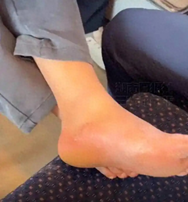 地铁上的冲突：女生提醒脱鞋男竟遭暴力对待