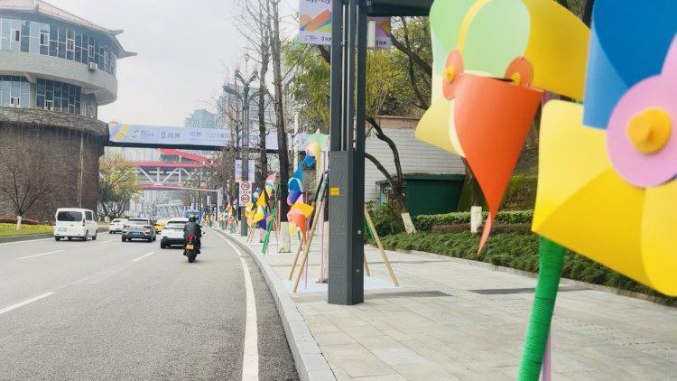 2025重庆女半马：风车装点赛道，浪漫开启运动之旅
