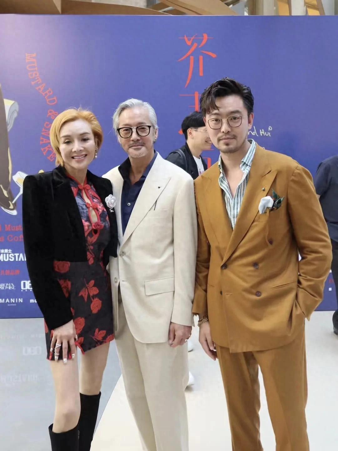 叶子楣参加艺术展，这身打扮和面容让人感慨！
