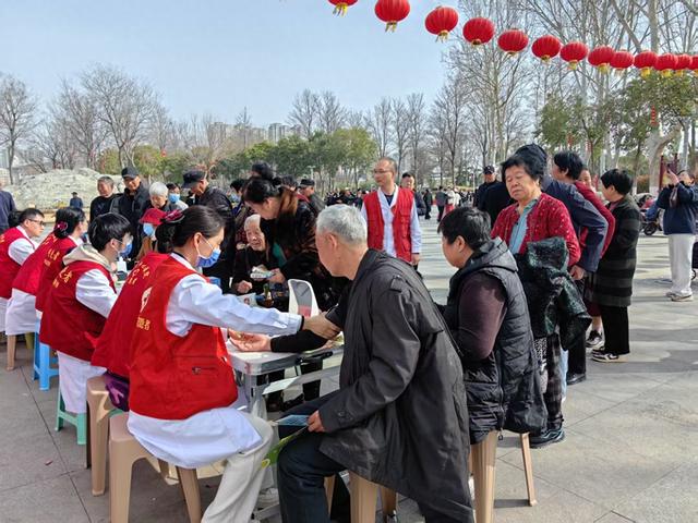 世界肾脏日：商丘市中心医院公园科普义诊，助力全民护肾