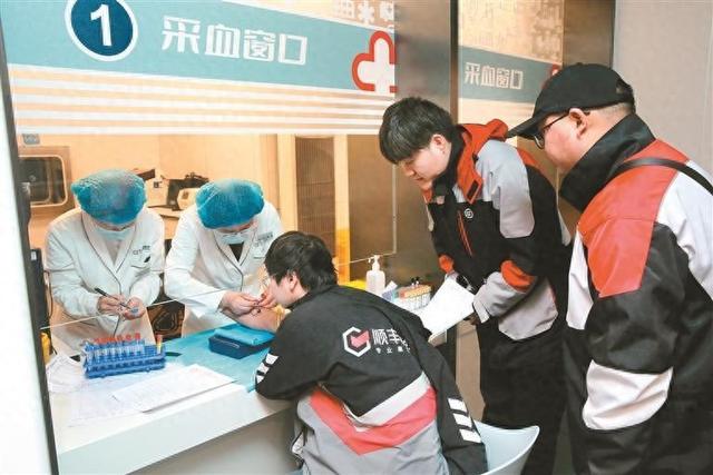 快递员愿望成真：30多人的免费公益体检之旅 社区响应快递员求助：30多名从业者获公益体检