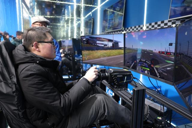 F1“格子旗嘉年华”来袭，北外滩与上赛场共筑赛车狂欢 F1“格子旗嘉年华”启幕，虹口区借赛事推动消费升级