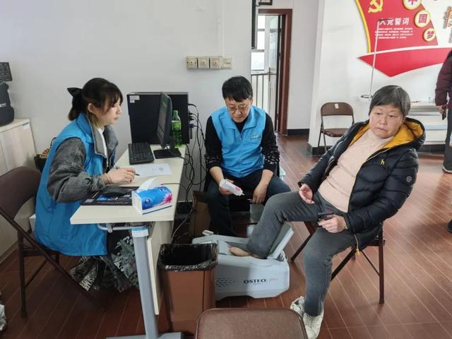 “医齐”关爱，宝山区淞南镇引领老年群体拥抱活力晚年，两天公益活动，宝山区淞南镇为百余名老人打造专属健康套餐