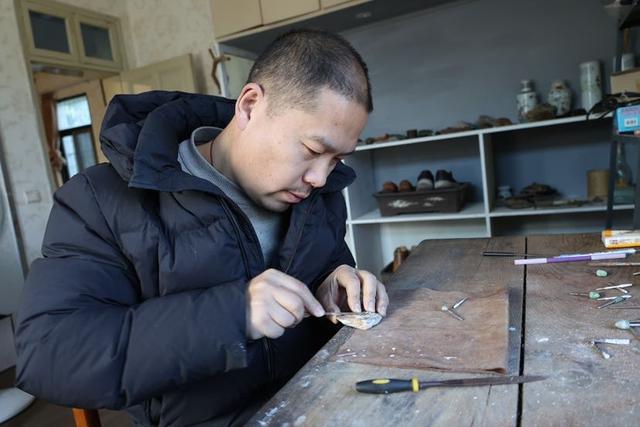 俞福亮：非科班出身的玉雕创作者，独特风格背后的故事，枫泾镇俞福亮：用玉雕传递历史文化记忆的年轻人