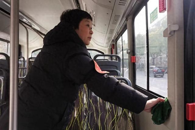 公交女司机：平凡岗位的巾帼风采