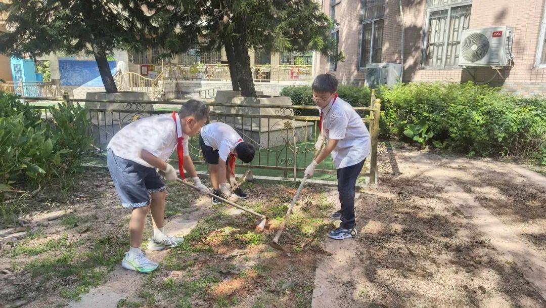 植树节里麻涌师生齐上阵，共筑绿美新家园，阳春植树正当时，麻涌师生为大地披绿装