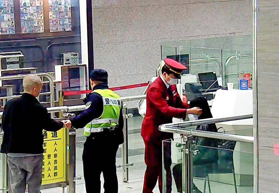 呼吸性碱中毒突发，武汉地铁、火车、高架多方救助显成效，地铁女乘客突发呼吸性碱中毒，值班站长宋庆再展“救星”风采