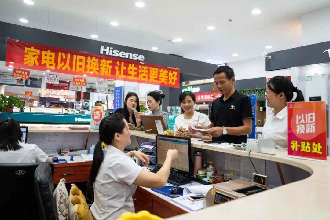 以旧换新撬动消费升级，政策优化助力经济高质量发展，2025两会关注：以旧换新政策利弊与服务类消费新课题