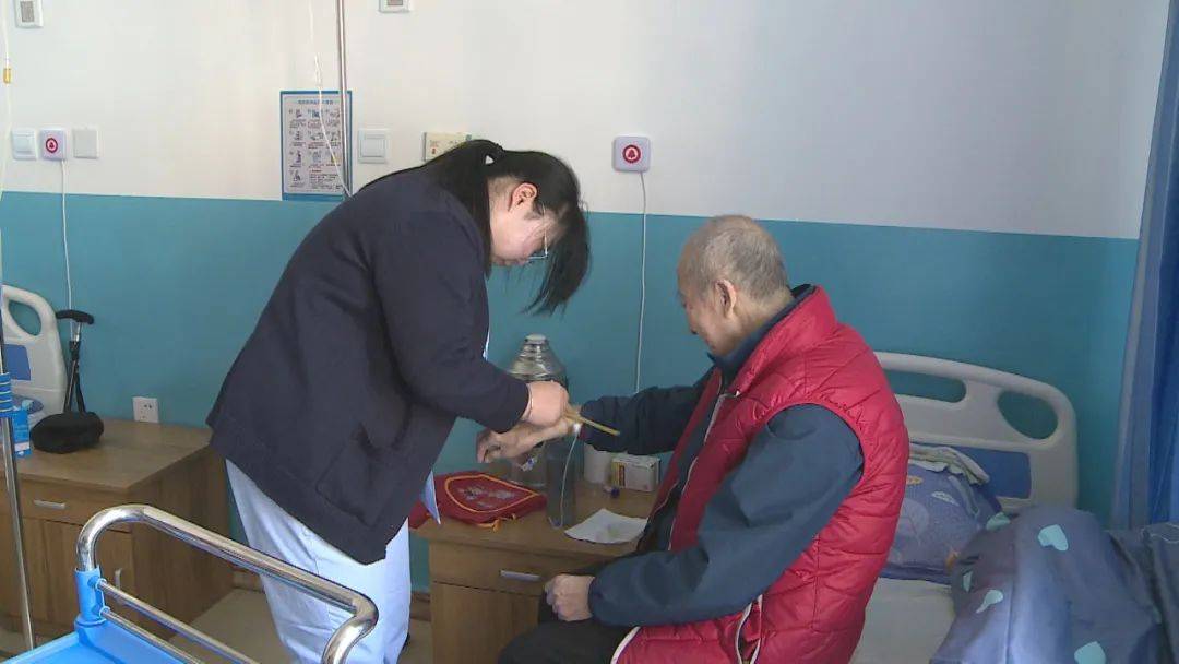 腾克镇卫生院与福利院携手，开启医养结合新篇章，腾克镇医养结合病区，为老人撑起健康保护伞