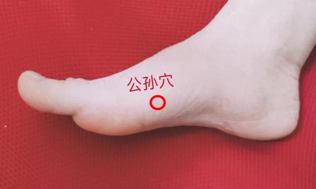 老年人脾胃虚弱？穴位按摩来帮忙，提升老年健康：穴位按摩与脾胃调理