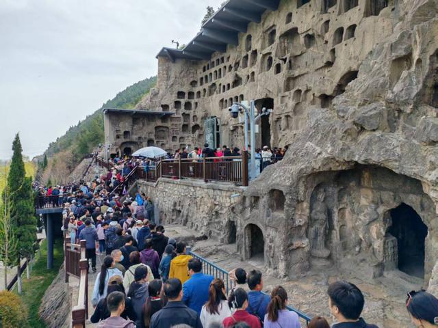 港澳及海外华文媒体聚焦洛阳龙门石窟，共赏千年古韵，第42届洛阳牡丹文化节：港澳与海外媒体探寻龙门石窟芳华