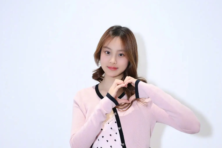 初代综艺养成系甜馨：十年蜕变，再绽音乐新姿 从“国民闺女”到音乐新星，甜馨的华丽转身