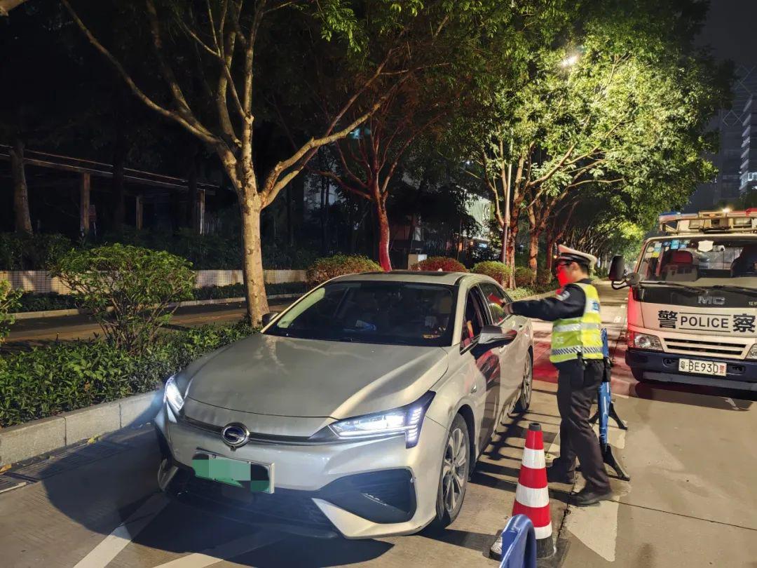 深圳交警清明假期坚守，为返程市民保驾护航